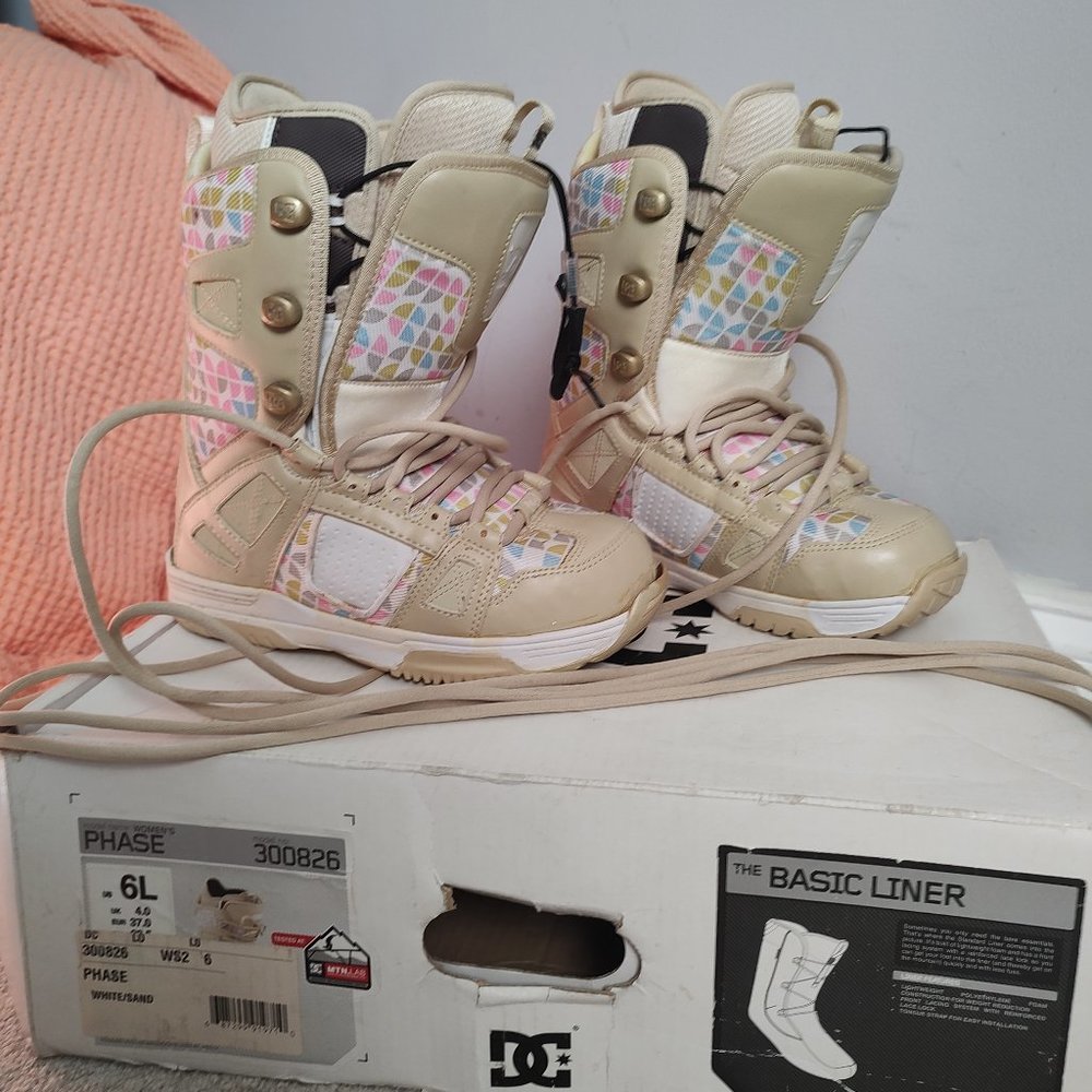 DC PHASE SNOWBOARD BOOTS **PLEASE READ**